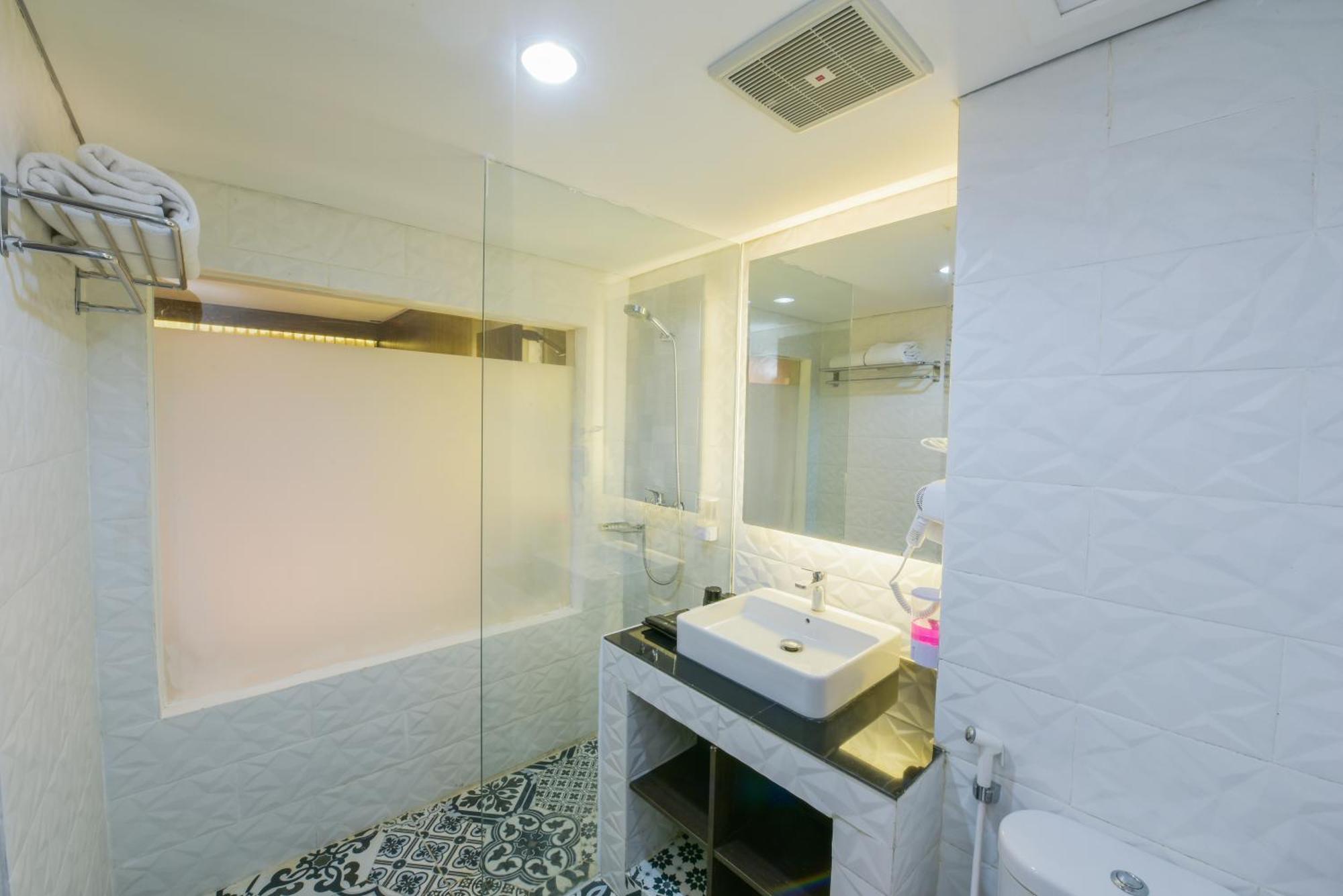 Royal Regantris Cendana Formerly Royal Singosari Hotel 3*